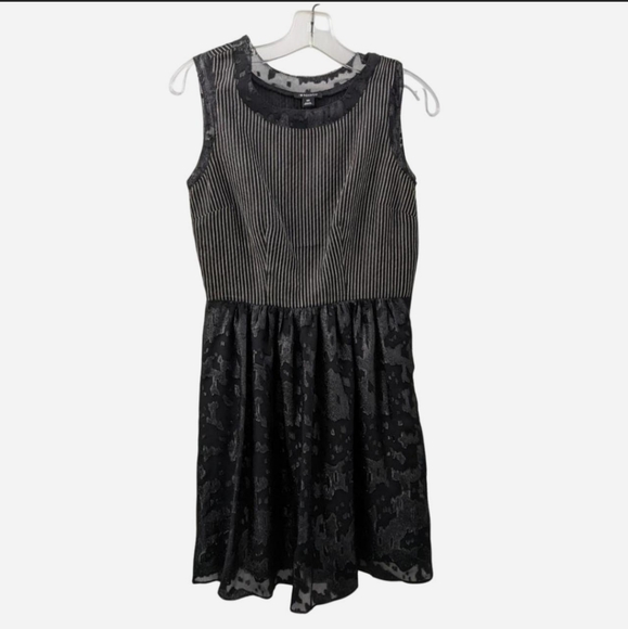 Gothic Lace Dress - Picture 7 of 16